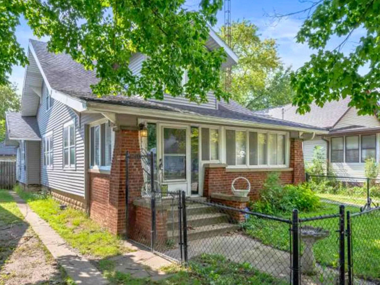 Spacious Home on the Southside — Photo 2