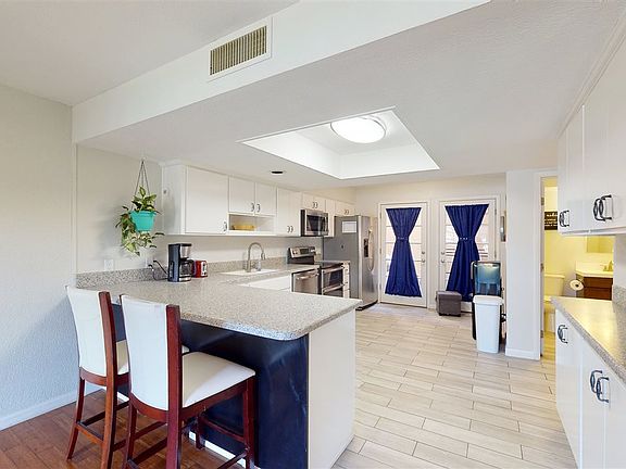 5th image of 800 E Country Club Dr Unit 20