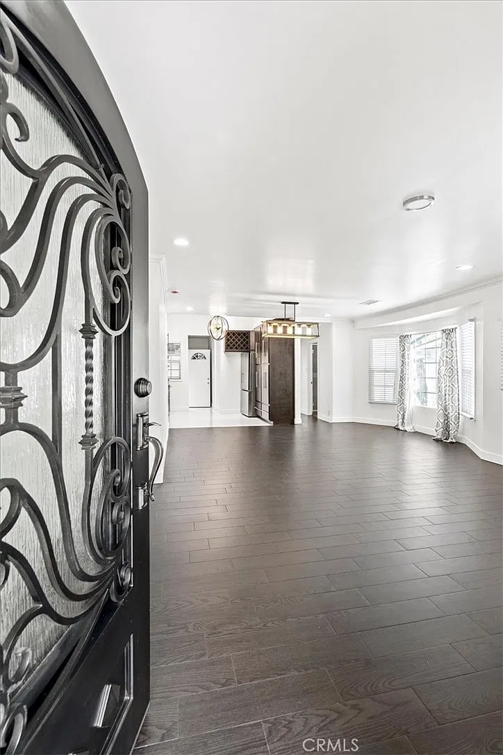 2 bed, 1010 sqft, $4,000 — Photo 2