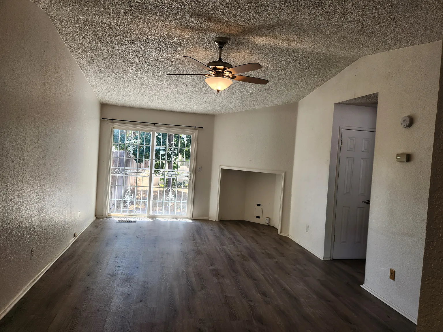 2 bed, 851 sqft, $1,650 — Photo 2
