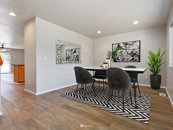 ...you could use this as a dining room (virtually staged)>