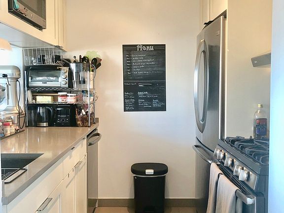 5th image of 200 W 60th St APT 21B