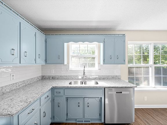 4th image of 330 Broadmore Dr