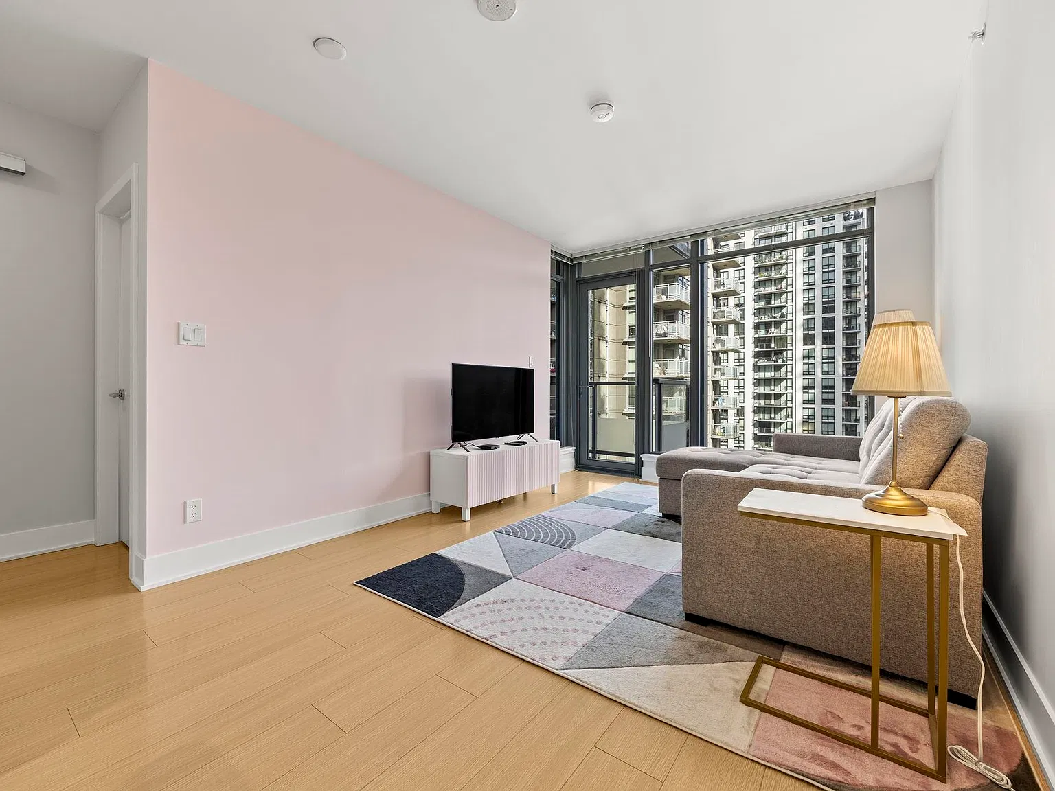 1 bed, 700 sqft, $2,300 — Photo 3