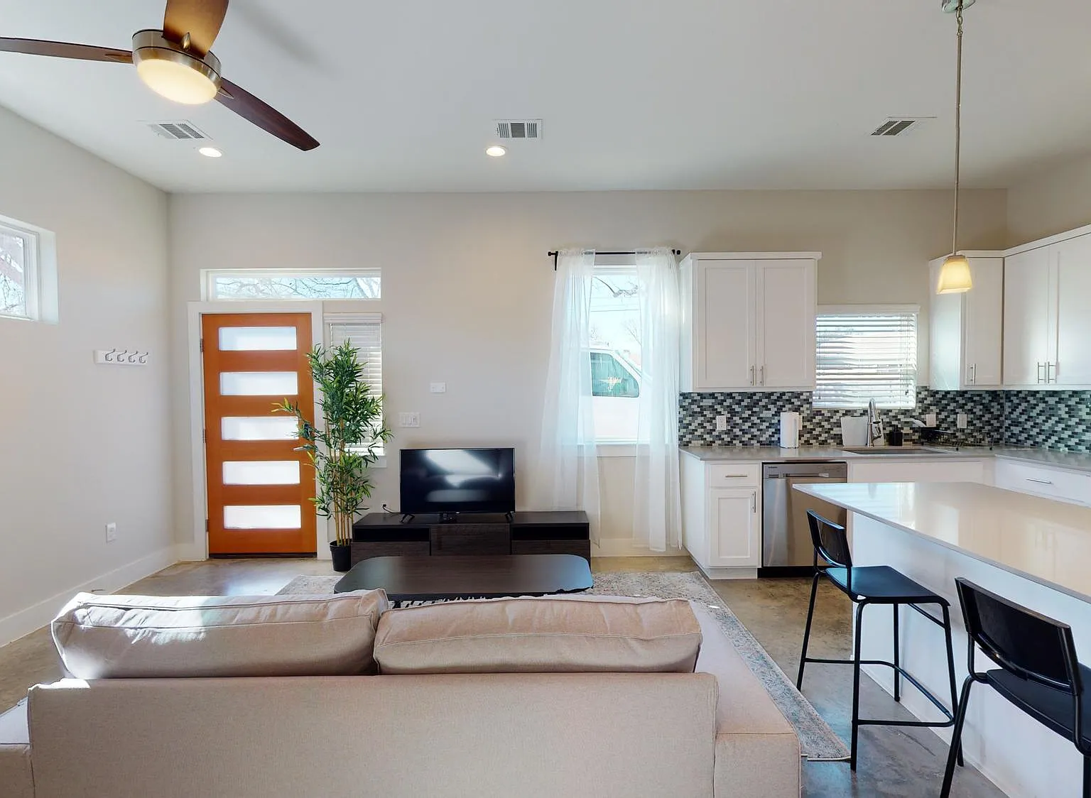 2 bed, 2.5 bath, 1200 sqft, $2,200 — Photo 3