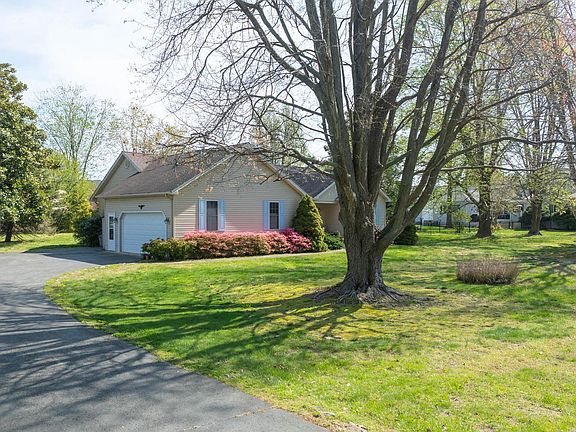 5th image of 24 Pinewater Dr