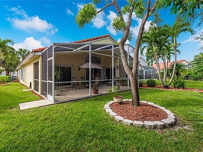 Call Sue & Kari for private 
showing 772-485-3060