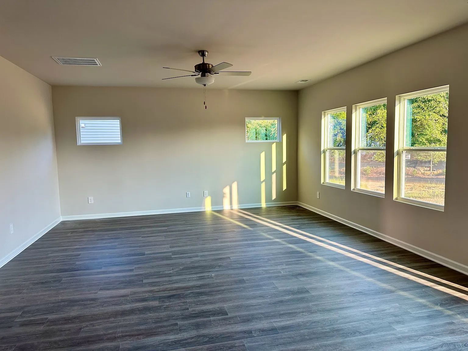 5 bed, 3252 sqft, $2,450 — Photo 2