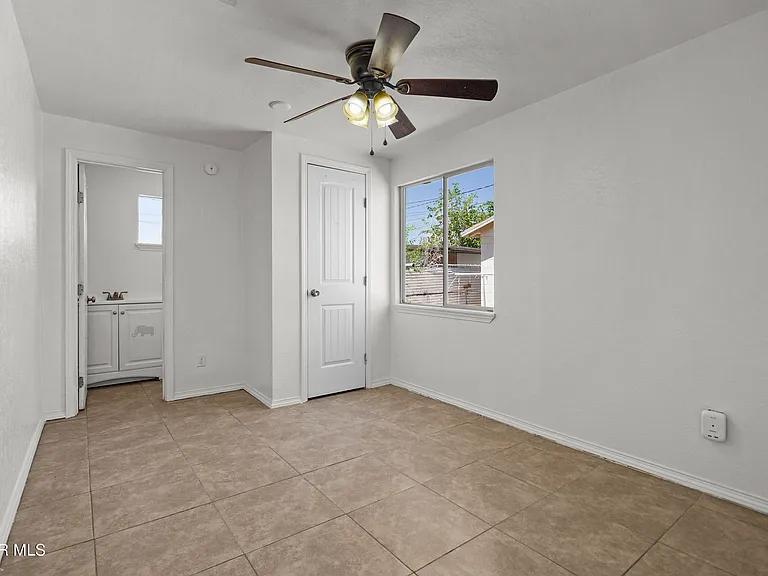 209 N Seville Dr #B — Photo 4