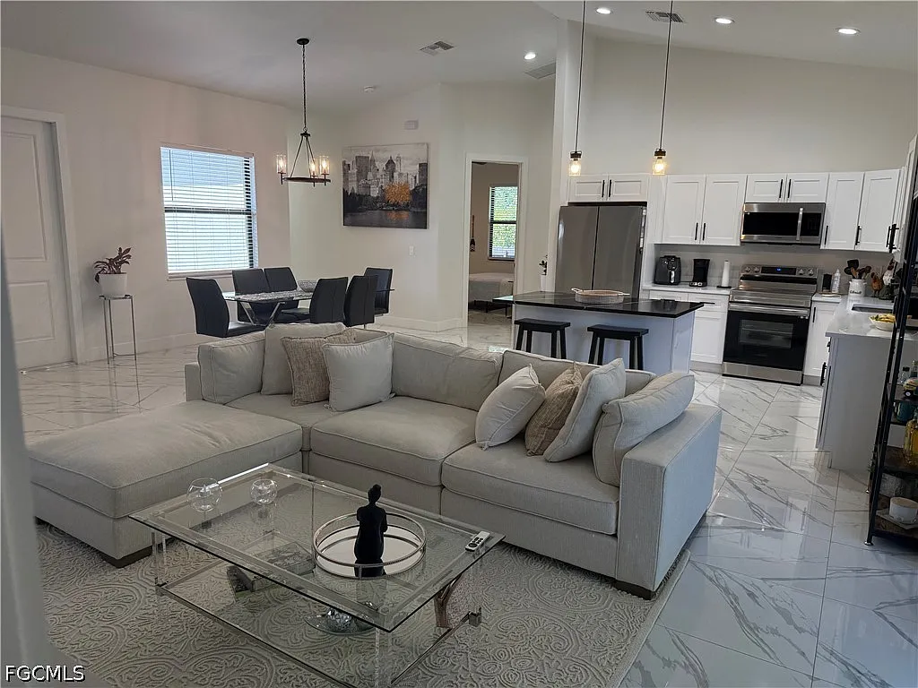 3 bed, 2.0 bath, 1601 sqft, $2,400 — Photo 4