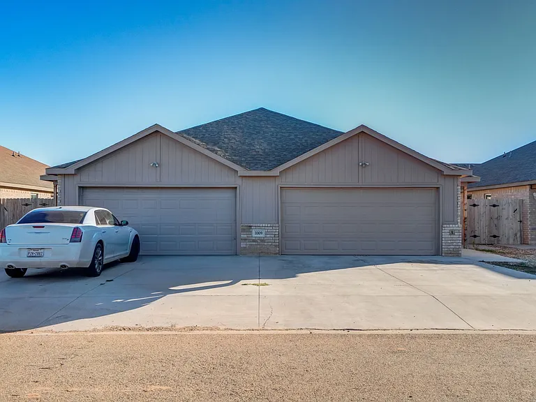 1009 Preston Trl — Photo 1