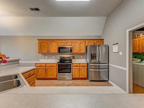 3rd image of 30 Winding Creek Dr