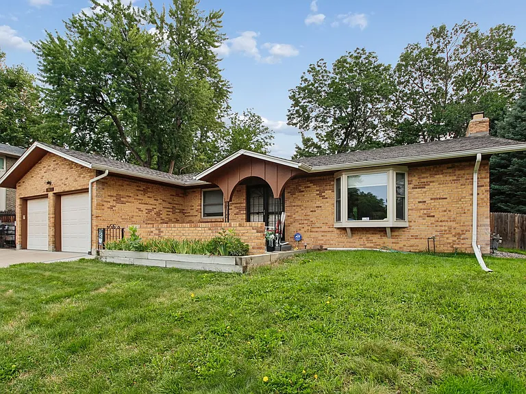 2502 S Yarrow St — Photo 2