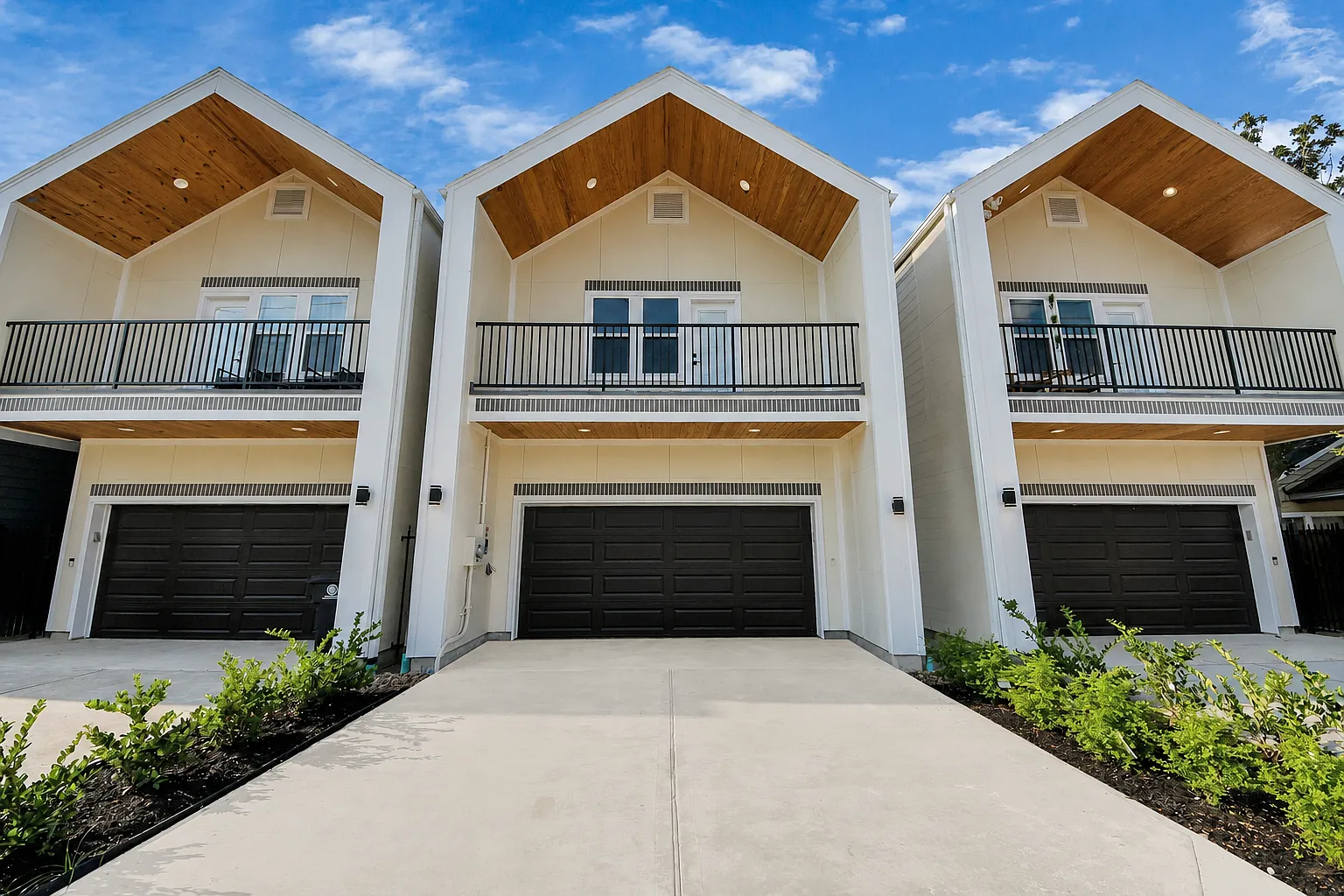 4 bed, 3.5 bath, 1975 sqft, $3,200 — Photo 1