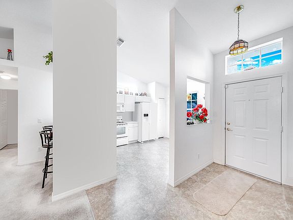 4th image of 715 NW Cabot Street