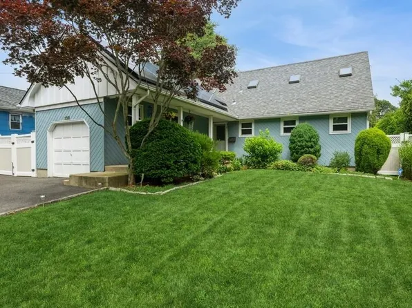 108 Lake Drive, Copiague, NY 11726