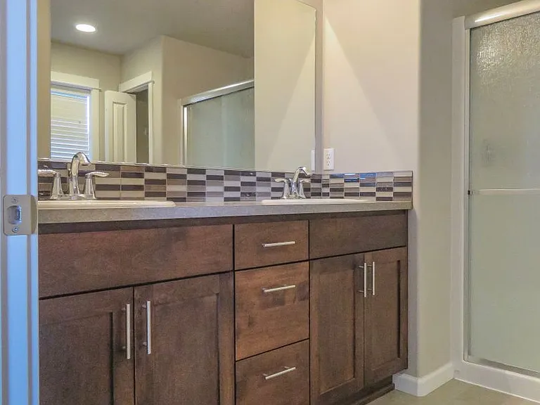 384 SW Mount Rainier St — Photo 18