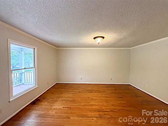 4th image of 3029 Southampton Cir