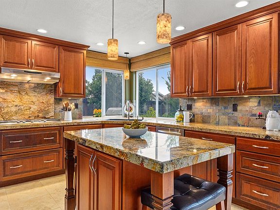 5th image of 13 Meridian Ct