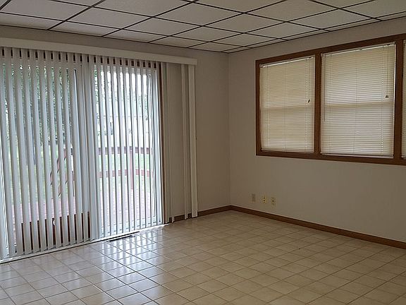 4th image of 301 Oak St