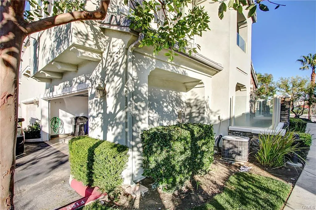 2 bed, 1200 sqft, $3,195 — Photo 3