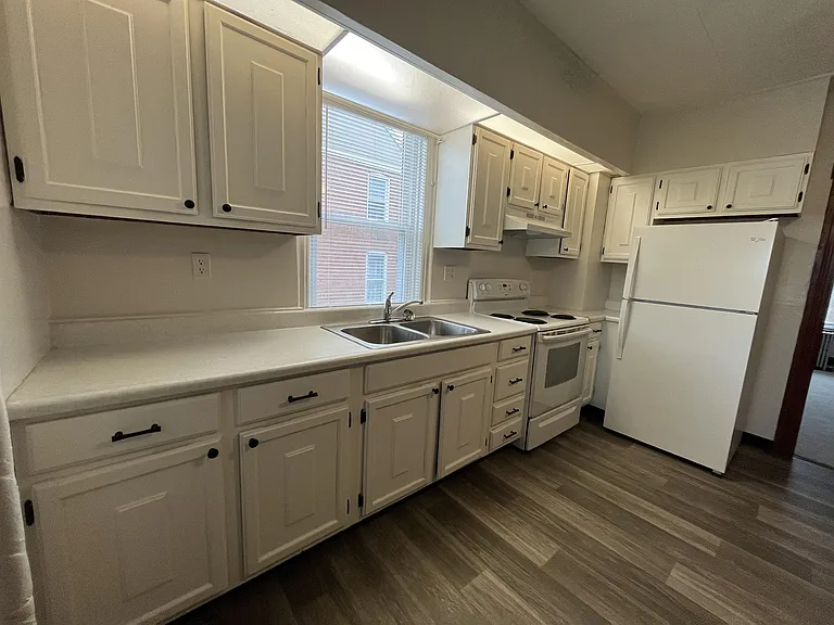 18 E Main St — Photo 4