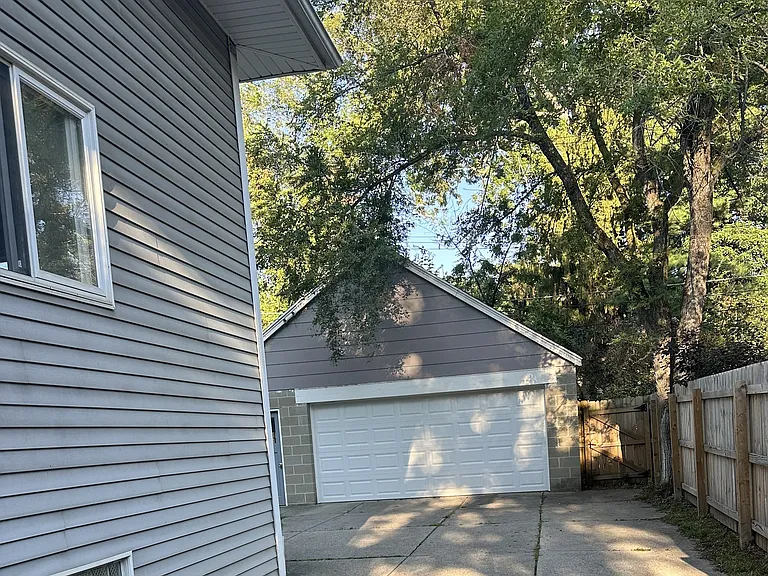 110 Chateau Ter — Photo 4