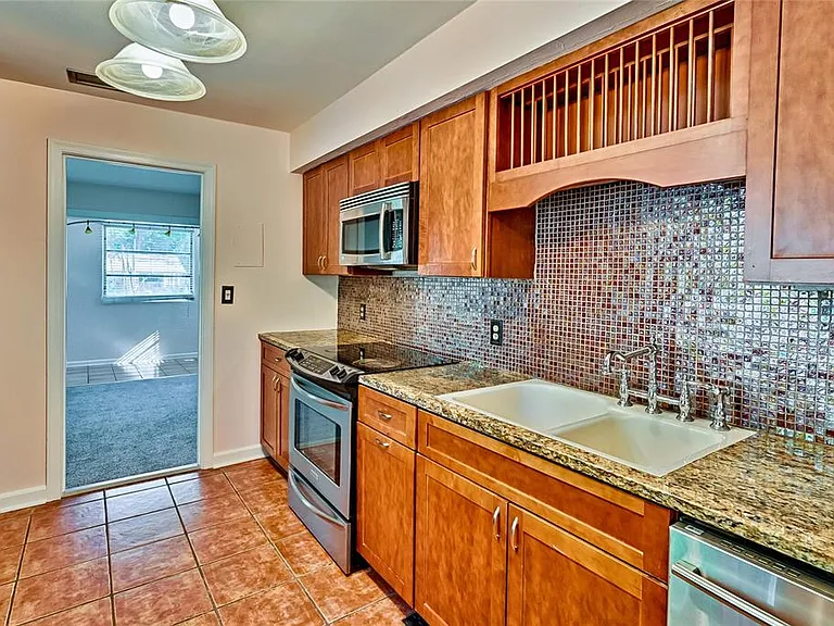 725 NW 33rd Ave — Photo 8