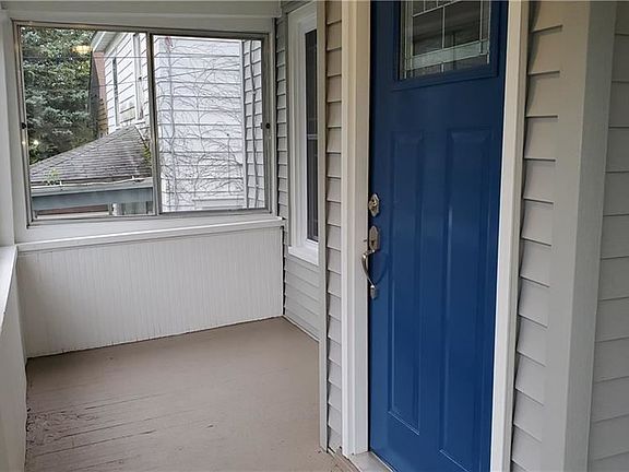 5th image of 305 Marguerite Ave