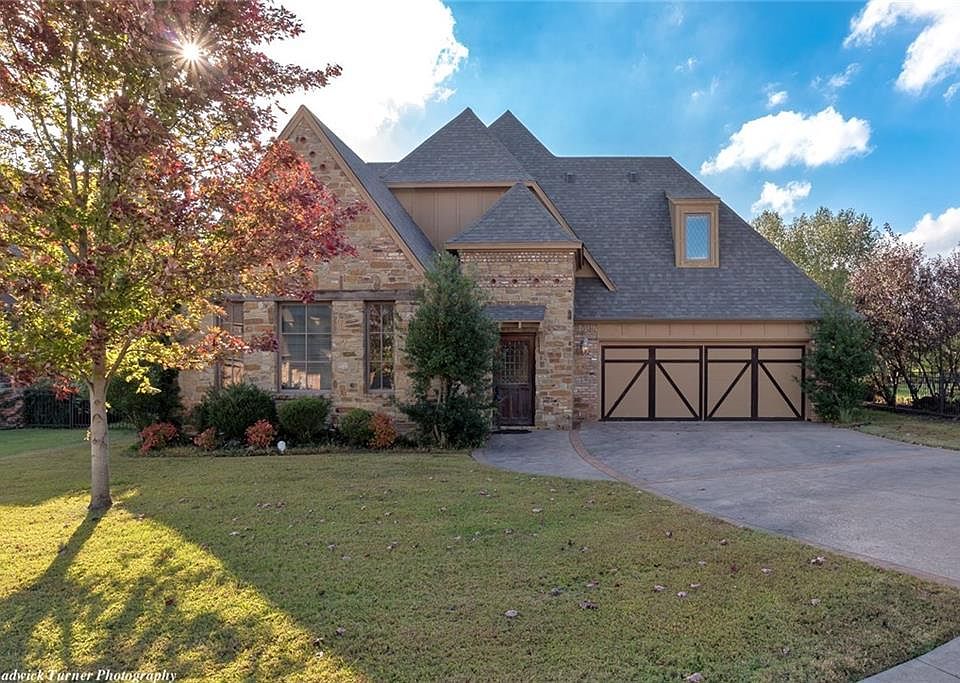 1st image of 304 SW Bordeaux Ct