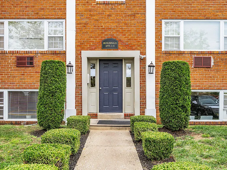 Carriage House Apartments — Photo 15
