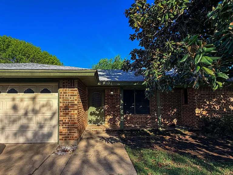 3708 Holland Dr — Photo 4