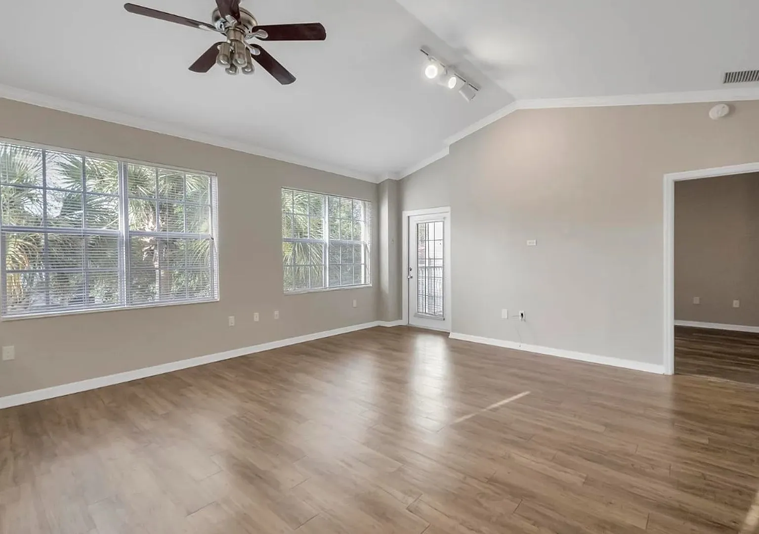 Bright & Beautiful 2/2 Condo in The Estates of Stuart — Photo 3