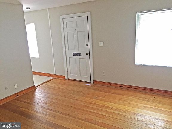 3rd image of 1033 S Dinwiddie St