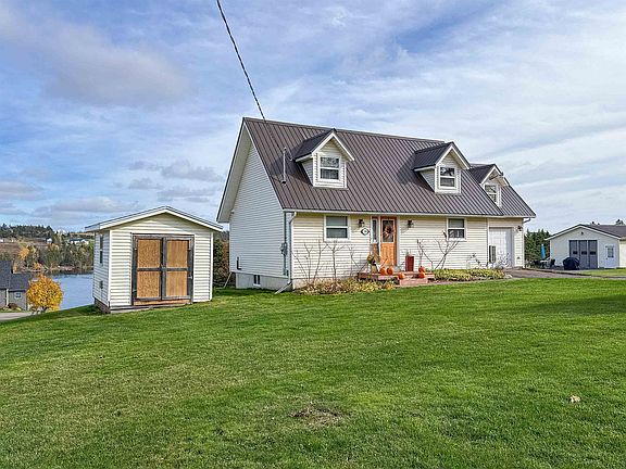 5th image of 1396 Rattenbury Rd
