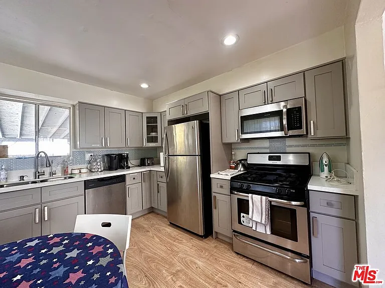 2118 N Marengo Ave — Photo 5