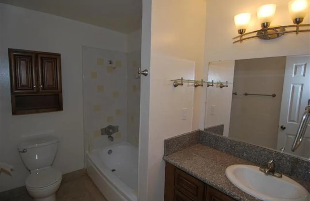 649 W Center St — Photo 2