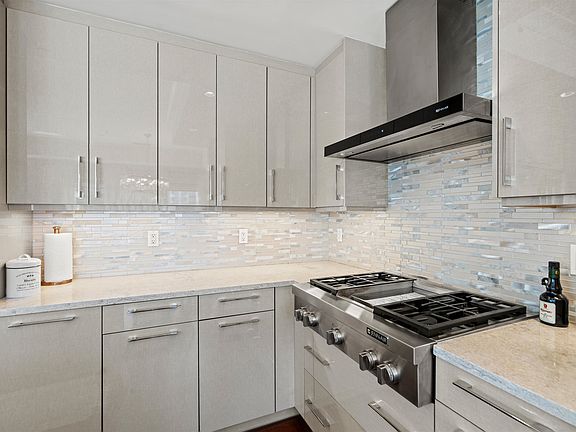 3rd image of 150 Henley Pl APT 201