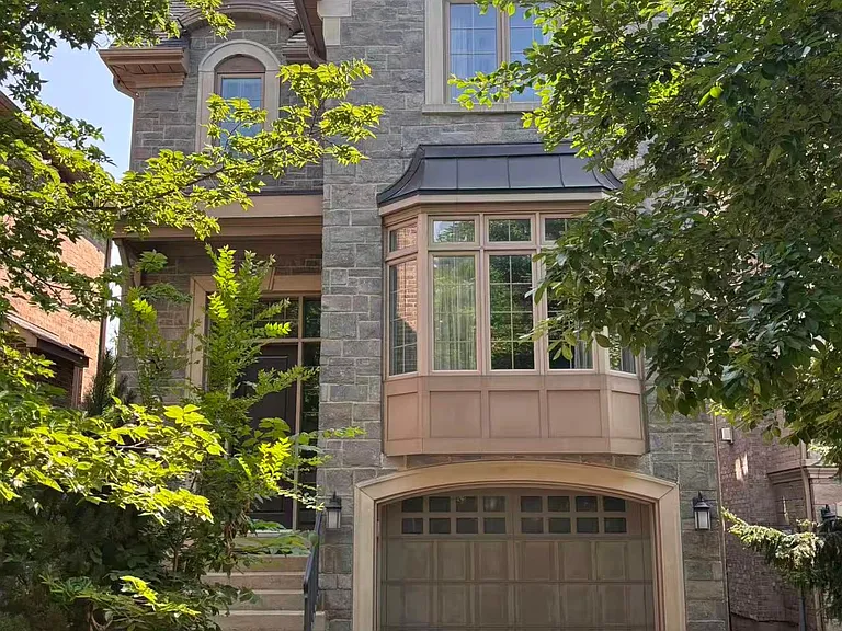 21 Leona Dr — Photo 3
