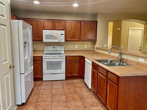 3rd image of 2903 S 91st Dr