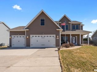 717 Deer Woods Dr, Davenport, IA 52802