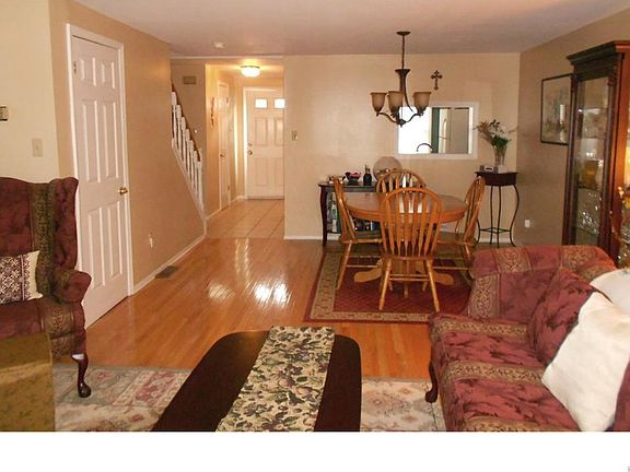 5th image of 208 Williamsburg Dr