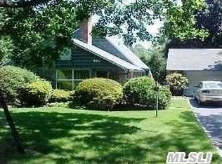 401 Iu Willets, Roslyn Heights, NY 11577