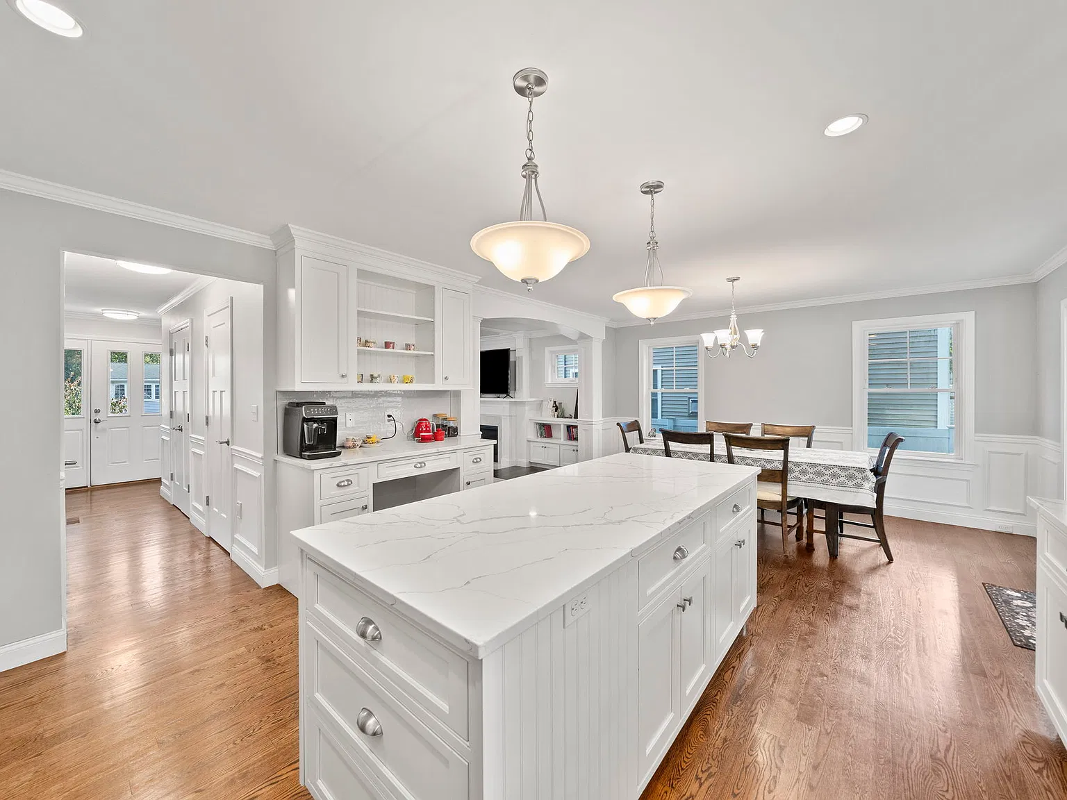 3 bed, 3.5 bath, 2100 sqft, $5,200 — Photo 4