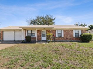 825 E Prairie View Rd, Crowley, TX 76036