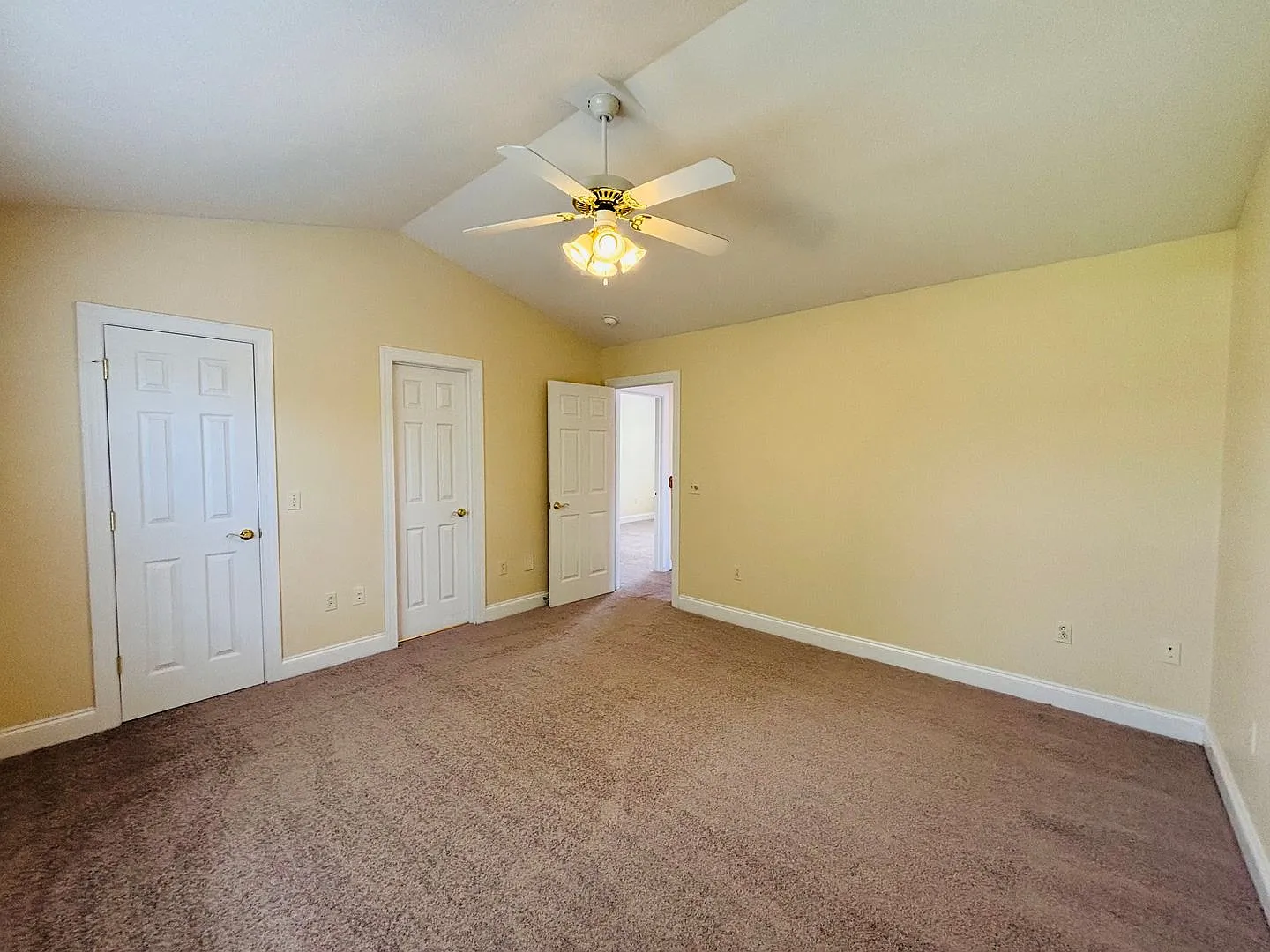 3 Bedroom 2 Bath Townhouse — Photo 4