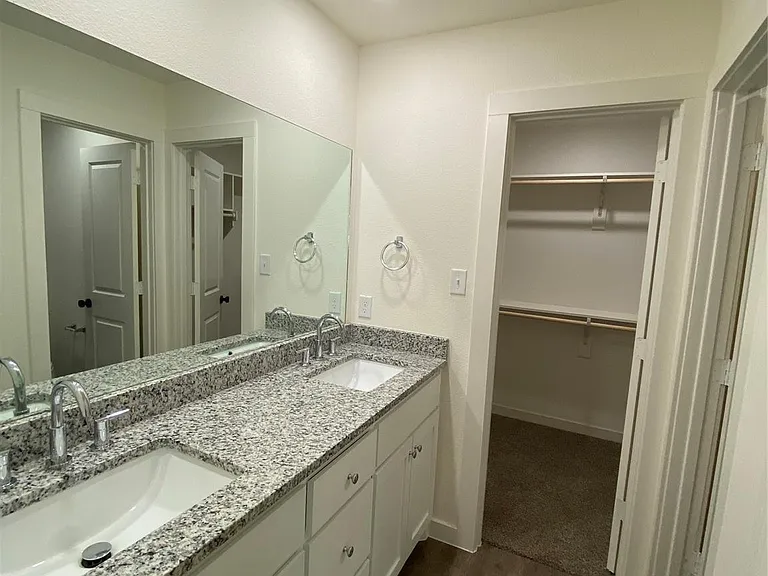 610 E Texas St — Photo 11