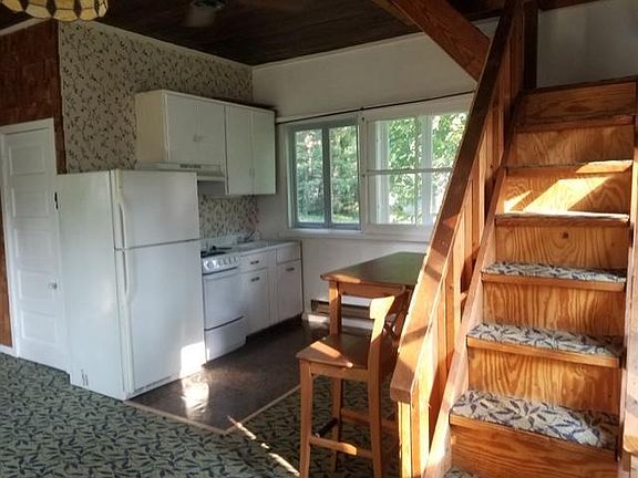 3rd image of 208 Montrose Ave APT 2