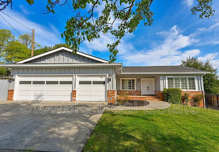 1090 Livorna Rd — Photo 1