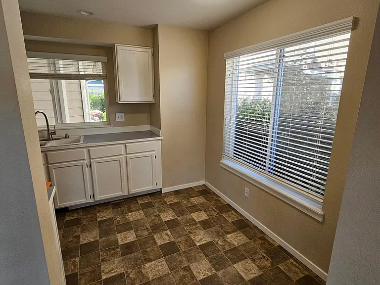 519 Cypress Ave — Photo 5